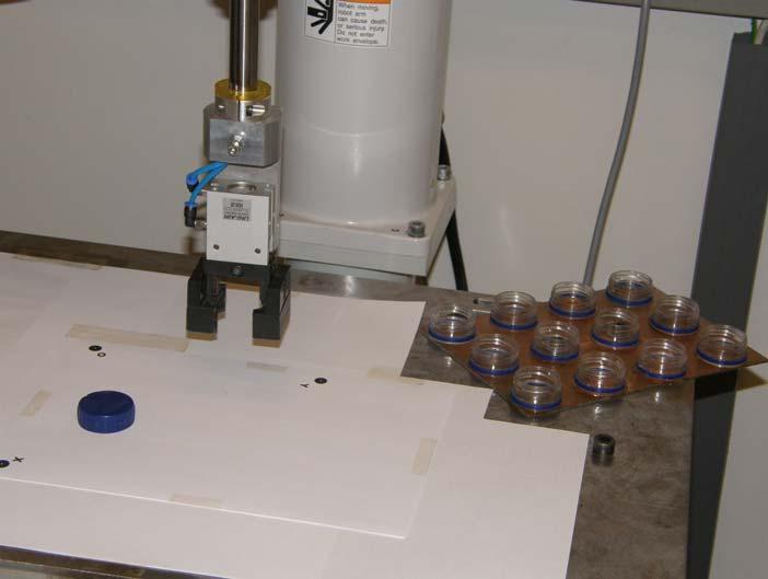 Robot Epson E2S651 in uporaba robotskega vida Cilj naloge 1. del Na mizo v delovnem prostoru robota postavite zamašek in ga z robotskim prijemalom primite.