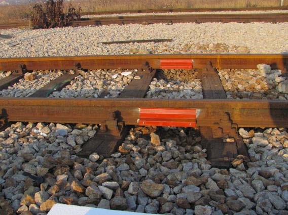сила у додиру мора да се изврши помоћу уређаја који треба да омогући: - независно,