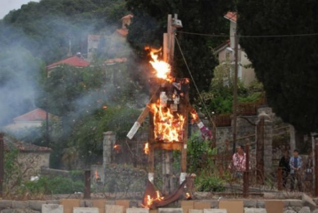 Οι γιορτές συνεχίζονται έως και την Τετάρτη μετά το Πάσχα με τη μεγάλη πορεία των αντρών του χωριού της Υπάτης προς την Παναγία Αρσάλη Το απόγευμα -μόνον οι άνδρες- ανεβαίνουν στην Παναγία Αρσαλή