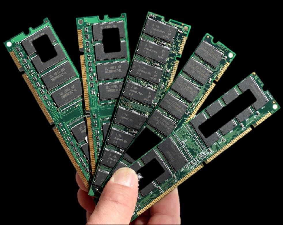RAM: Memoria de almacenamento temporal (pérdese a información cando se
