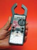 4 6 3 8 4 VOLT METER. VOLTS OFF V V COM براى اندازه گىرى جرىان کافى است سىم حامل جرىان AC را وسط هسته اىن مولتى متر که با اهرمى باز مى شود قرار دهىم تا مقدار جرىان را نشان دهد.