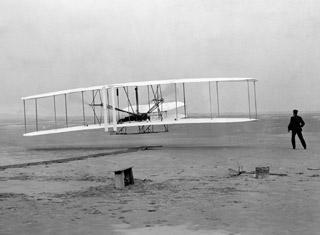 Στις 17 Δεκεμβρίου1903, σ' ένα απόμερο ψαροχώρι των ΗΠΑ, δύο κατασκευαστές ποδηλάτων πέταξαν το πρώτο αεροπλάνο,