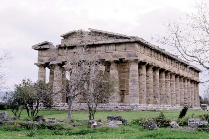 UNIDAD 5 LA VIDA DIARIA El templo se alzaba sobre unas gradas, generalmente tres, la más alta de las cuales se llama estilóbato.