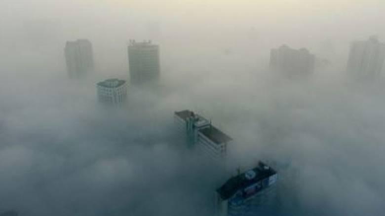 εντοπίζονται δύο κύριες πηγές της αιθαλομίχλης, η καύση ορυκτών καυσίμων για την θέρμανση των κτιρίων και τα οχήματα.
