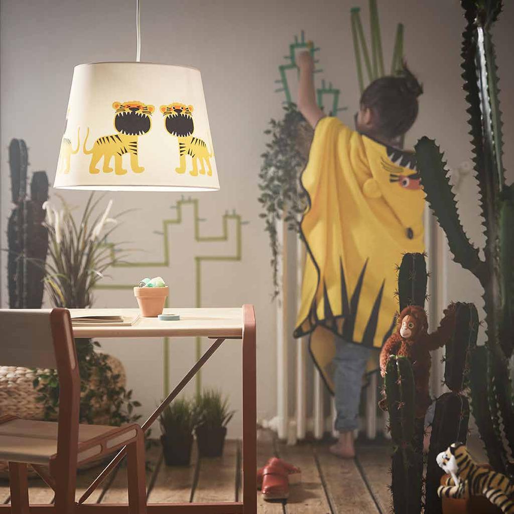 IKEA PRESS KIT /AΠΡΙΛΙΟΣ 2018 / 44 PH149467 ΚΑΠΕΛΑ ΦΩΤΙΣΤΙΚΩΝ TROLLAKULLA Επιλέξτε τα καπέλα φωτιστικών TROLLAKULLA, με τις ζωηρές τίγρεις και τα εξωτικά πουλιά για να «φωτίσετε» το δωμάτιο των
