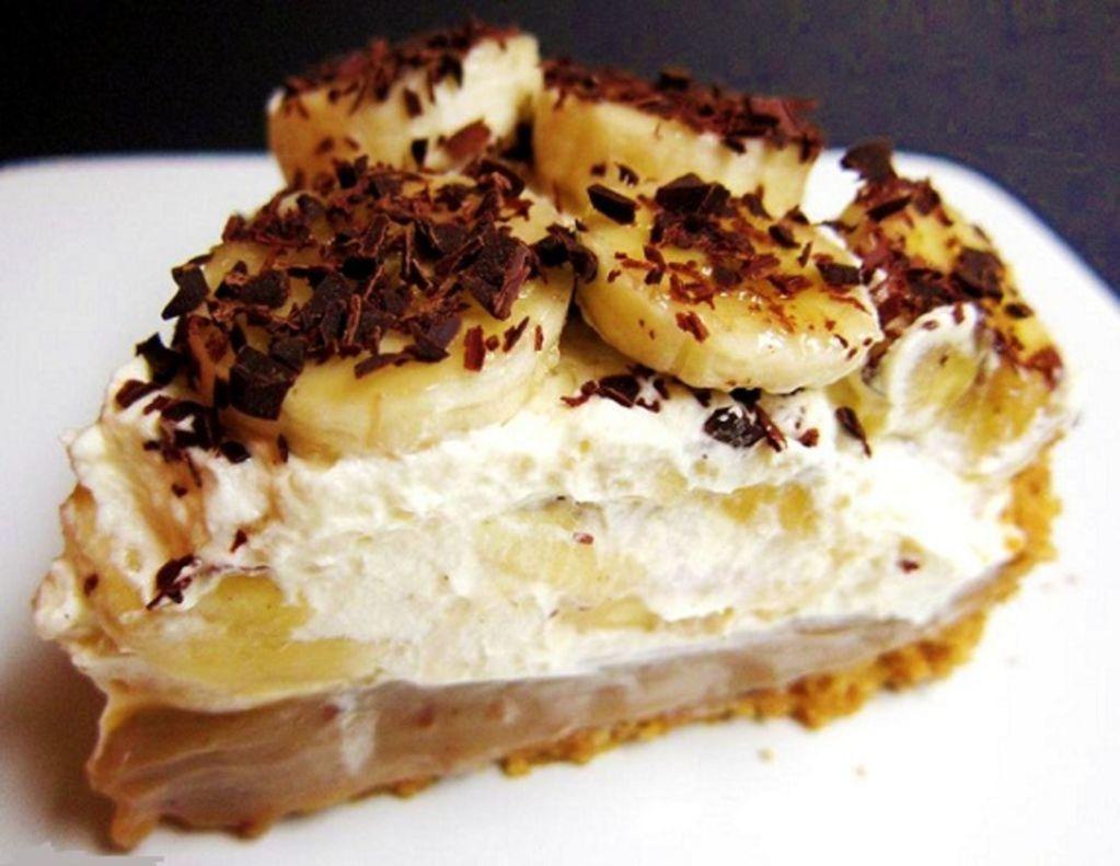 Στρώνουμε την κρέμα πάνω στο μπισκότο, και καλύπτουμε την επιφάνεια με μια στρώση από τις φέτες μπανάνας.