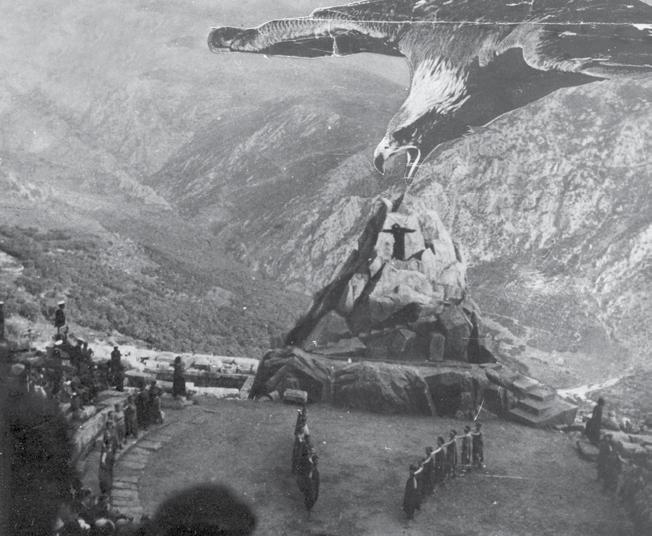 167 Εικ. 4. Ο Προμηθέας καρφωμένος σε τεράστιο βράχο κατά το πρότυπο του αυστριακού σκηνοθέτη Reinhardt στις γιορτές του Salzburg το 1919.