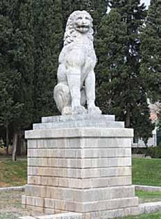 74 Μνημείο Λέοντα και τύμβος Μακεδόνων Εικ. 6. Μνημείο Λέοντα. Εικ. 7. Αναστήλωση Λέοντα. Μετά τη μάχη