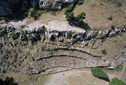 76 Εικ. 12. Αρχαίο θέατρο. για θεατρικές παραστάσεις. Με την ίδια μορφή το μνημείο εξακολούθησε να λειτουργεί όλον σχεδόν τον 4ο αιώνα π.χ.. Κατά την ελληνιστική περίοδο (3ος -2ος αιώνας π.χ.), το κοίλο του θεάτρου έγινε ημικυκλικό και οι σειρές των εδράνων αυξήθηκαν σε δεκαπέντε.