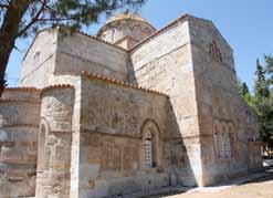 Η λατρεία των Χαρίτων πιστοποιείται από μεγάλο αριθμό επιγραφών που βρέθηκαν στην περιοχή του βυζαντινού ναού της Σκριπούς (εικ.