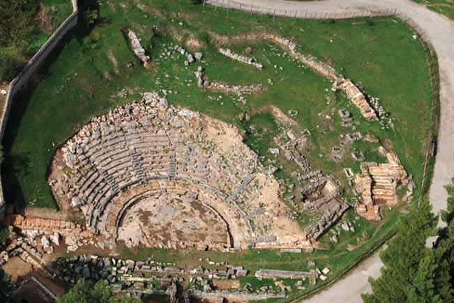 86 Εικ. 14. Αεροφωτογραφία αρχαίου θεάτρου Ορχομενού (φωτογράφιση Δημ. Μπακλάκος). πόλης από τους Μακεδόνες, μετά την επικράτηση του Φιλίππου Β στη μάχη της Χαιρώνειας το 338 π.χ. ή μετά την καταστροφή των Θηβών το 335 π.
