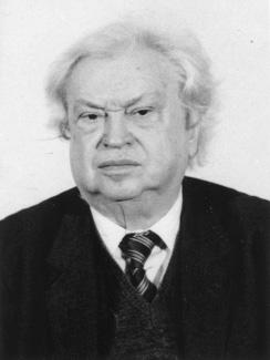 Професор Душан Каназир рођен је 28. јуна 1921. године у селу Мошорину, срез Нови Сад. Основну школу и гимназију завршио је у Новом Саду. На Медицински факултет Универзитета у Београду уписује се 1939.