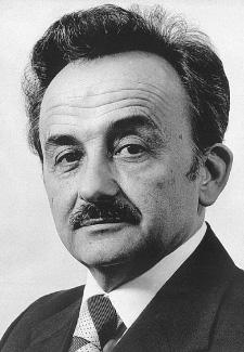 Професор Војислав Петровић рођен је 2. јануара 1925. године у Малој Каменици код Неготина. Гимназију је завршио у Неоготину 1943.