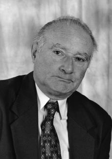 Професор Драгослав Маринковић рођен је 21. јануара 1934. год. у Београду, у коме је завршио основну школу и 4. мушку гимназију.