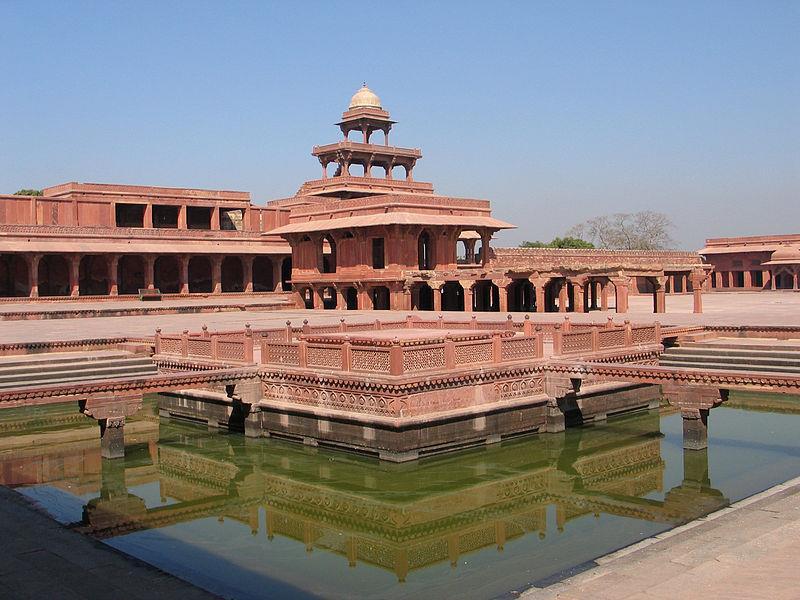 Για την κατασκευή του, που ξεκίνησε την ίδια χρονιά και ολοκληρώθηκε το 1653, συγκεντρώθηκαν οι καλύτεροι τεχνίτες και αρχιτέκτονες από την Ινδία έως την Περσία.