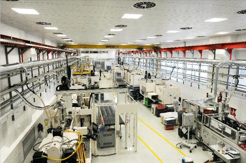 V tem delu proizvodnje se poleg strojev za pihanje nahajajo tudi stroji za brizganje drugih izdelkov za potrebe farmacije. Slika 1. Čista soba Trenutno je v podjetju zaposlenih 220 ljudi.