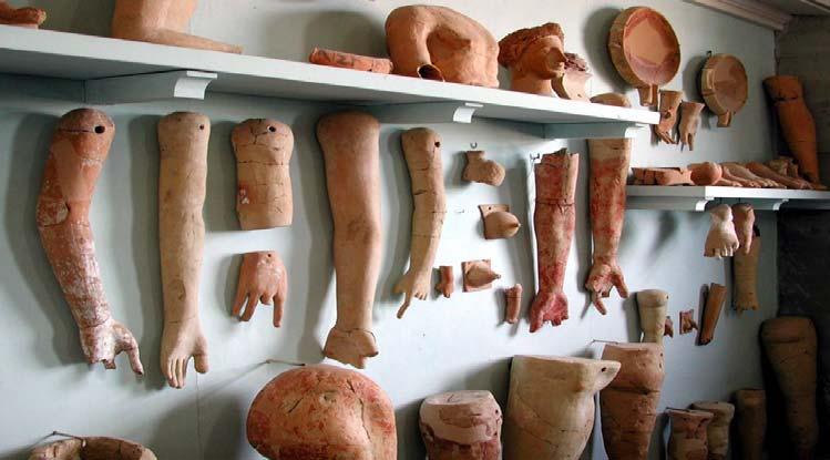 Слика 1. Вотивни дарови, Коринт (Steven M. Oberhelman, Anatomical Votive Reliefs as Evidence for Specialization at Healing Sanctuaries in the Ancient Mediterranean World.