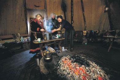 Aðalaðdráttaraflið fyrir ferðamenn hér er án efa að upplifa norðurljósin og miðnætursólina.