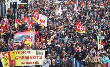 24 ΤΕΤΑΡΤΗ 18 ΑΠΡΙΛΙΟΥ 2018 ΔΙΕΘΝΗ Κομμουνιστικά κόμματα καταδικάζουν την επίθεση στη Συρία «Ναι» από Βουλή, συνεχίζονται οι απεργίες στην SNCF Το γαλλικό κοινοβούλιο ενέκρινε, σε πρώτη ανάγνωση και