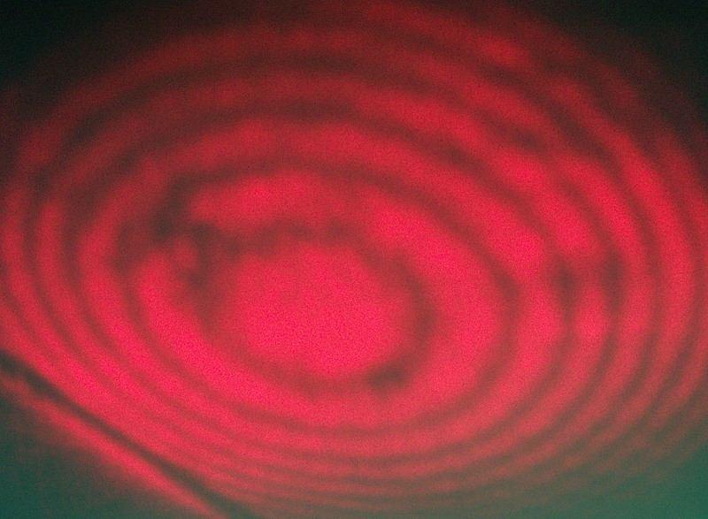 Slika 8-7 Interferencija na Michelsonovom interferometru pomoću crvenog lasera Slika 8-8 Interferencija na Michelsonovom
