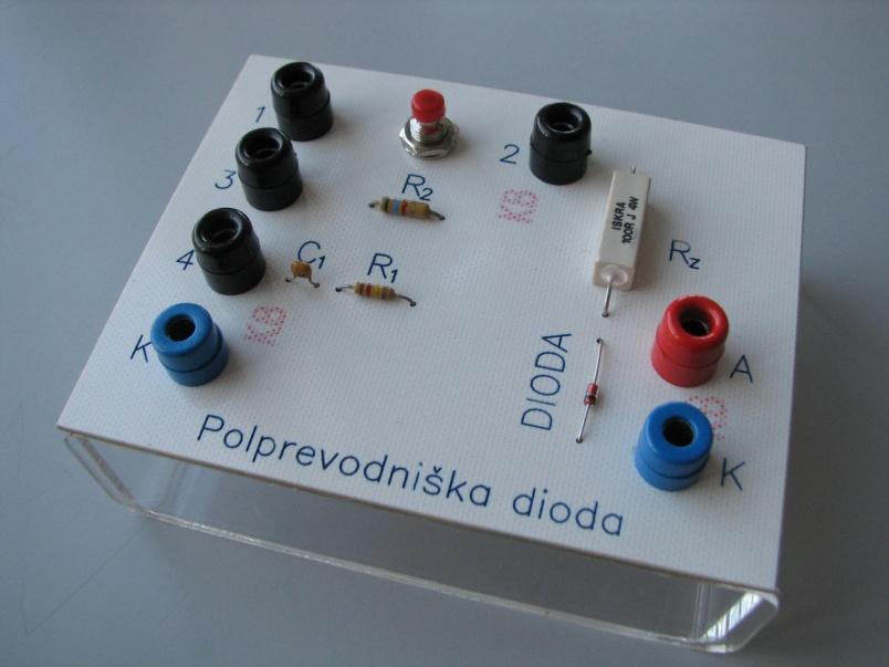 1.vaja: Statična I(U) karakteristika polprevodniške diode I R R n =10MΩ U V V DC K I R U