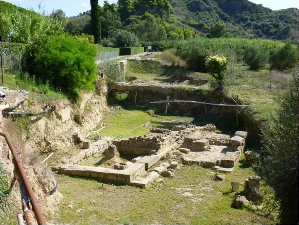 Άποψη του Ιερού Δήμητρας Χαμύνης πριν την έναρξη των εργασιών προστασίας και ανάδειξής του Στο πλαίσιο του υποέργου αυτού, που εκτελέστηκε από την ΕΦΑ Ηλείας απολογιστικά και με αυτεπιστασία,