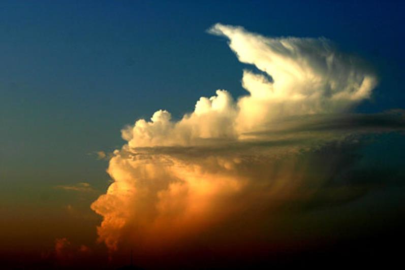 Слика 108. Cumulonimbus capilatus opa Моќен и густ облак од голем вертикален развој во форма на планини или огромни кули.