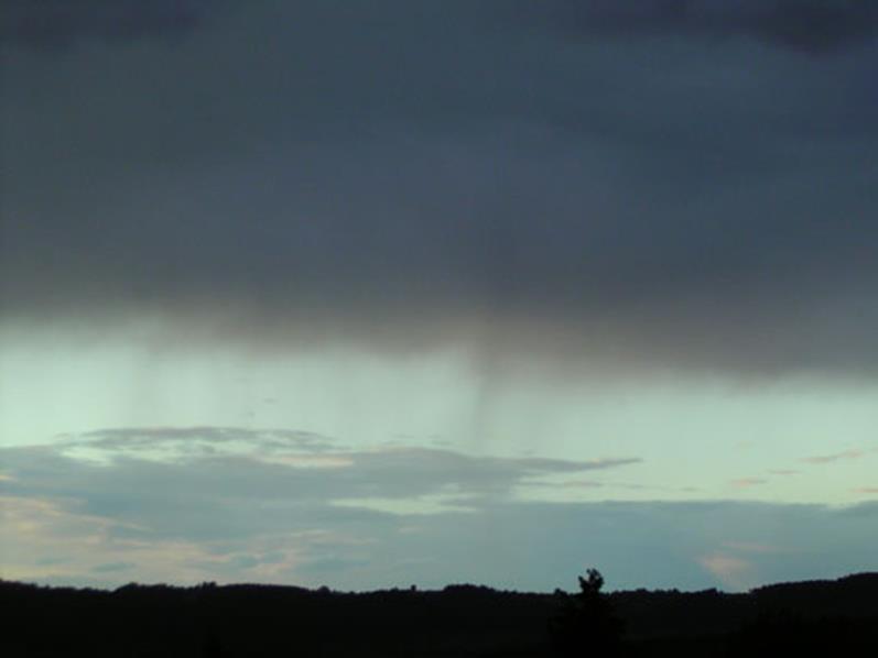 Слика 19. Nimbostratus virga Вертикални или коси траги од врнежите (дождовни пруги) кои излегуваат од долната површина на облакот, но не допираат до земјината површина.