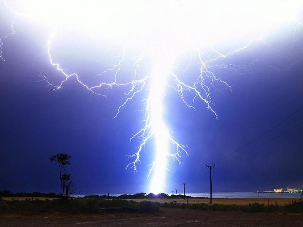 Видливата појава при електрично празнење се вика молња. Енергијата на празнењето на молњата е голема, поради што има големо механичко или термичко дејство. Најчест вид на молња е т. н. линиска, односно лентеста молња.