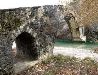 Το γεφύρι του θα είχε μήκος 145 μέτρα και πλάτος 3,75 μέτρα για να περνάνε με ασφάλεια τα ζώα