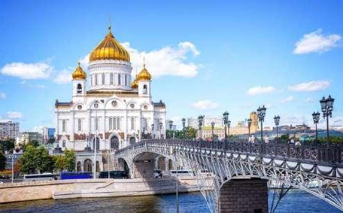 Θα αρχίσουμε την ξενάγησή μας με επίσκεψη στην περίφημη Κόκκινη Πλατεία που βρίσκεται στη βορειοανατολική πλευρά του Κρεμλίνου, με την μοναδική εκκλησία του Αγίου Βασιλείου σύμβολο της Μόσχας με τους