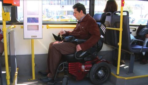 Στο χώρο μπροστά από το αναπηρικό αμαξίδιο, απαιτείται να υπάρχει αναδιπλούμενη χειρολαβή