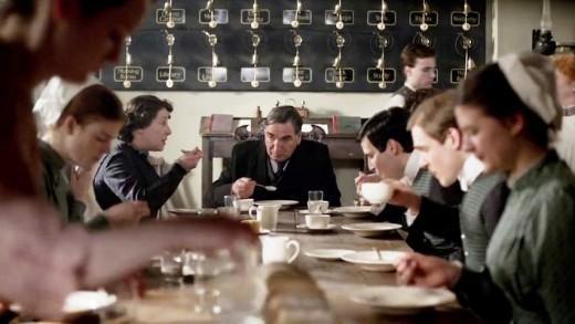 Αριστοκράτες και υπηρέτες Downton Abbey (Βρετανική τηλεοπτική σειρά) Ένας πύργος, μια οικογένεια αριστοκρατών και οι υπηρέτες της, στην Αγγλία