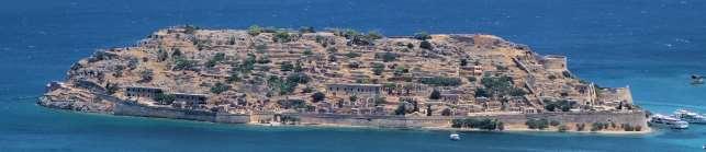 8 Spinalonga J Chazeau A l est de la Crète, entouré d une mer aux bleus profonds, tout près d Agios Nikolaos, un petit îlot rocailleux ceint de murs épais qui prolongent son rocher surveille la baie