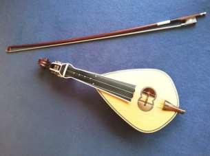 λ Λ η Η Κρήτη από το α μέχρι το ω λύρα, La lyre L instrument musical typique et dominant dans la musique traditionnelle et populaire crétoise est la «lyra».
