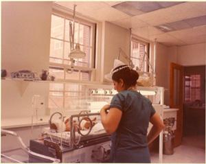 Νοσοκόμα χρησιμοποιώντας θερμοκοιτίδα με λαμπτήρες φθορισμού πλήρους φάσματος, γύρω στα 1980.