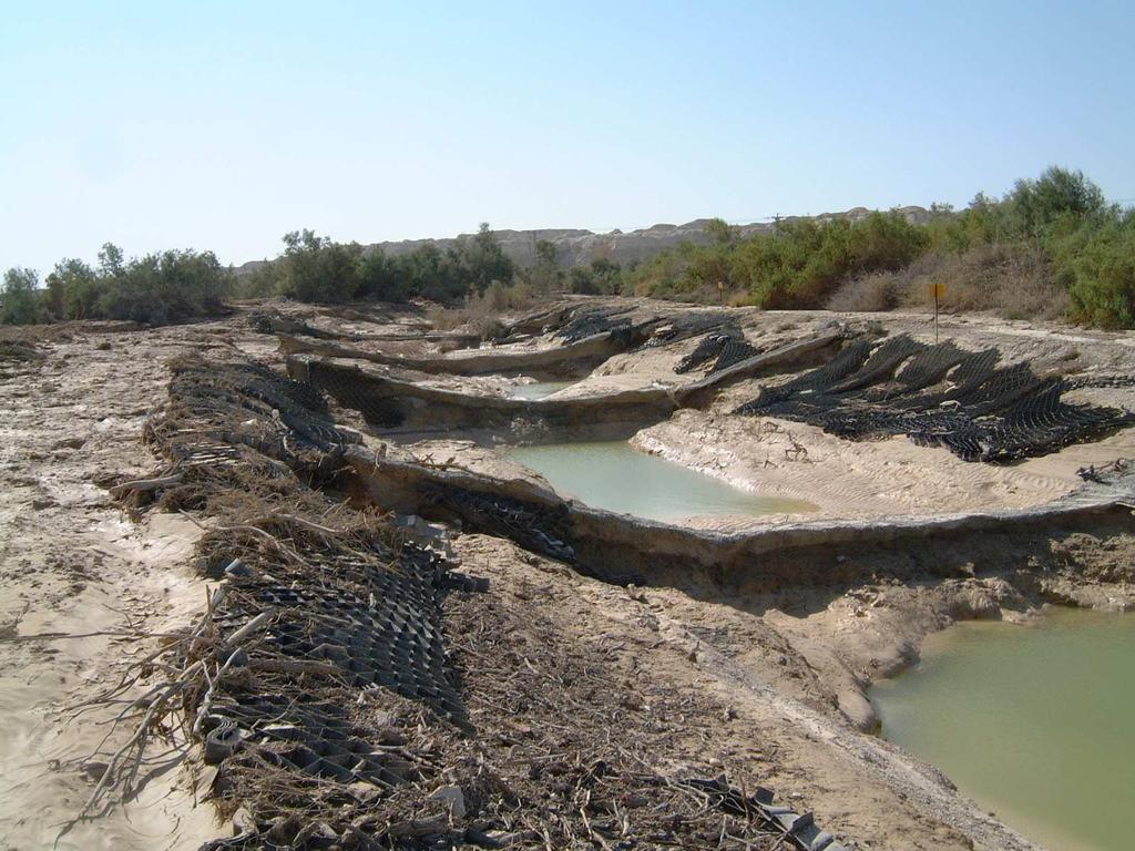 מיאנדרי ועיקולי ומדרגות. 4.2 נחל אמציה. הנחל הוסדר ויוצב בשני אמצעי. האחד במפתני לייצוב השיפוע האורכי והשני בכוורות במילוי עפר.