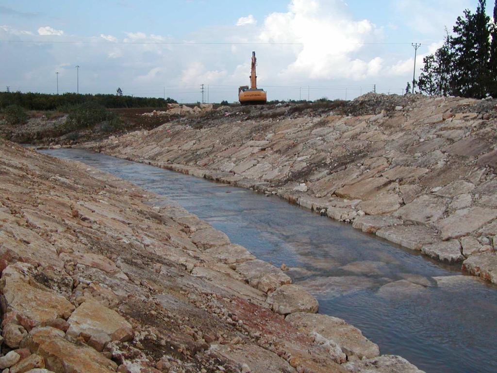 יתרונות: בשיטה זאת ציפוי האבן מספק הגנה יציבה יותר על הגדות, מקדמי המאנינג של התעלה נמוכים עוד יותר מאשר הבניה ביבש, מהירויות הזרימה גבוהות יותר לחתך הנתון, קל יותר בתחזוקה.