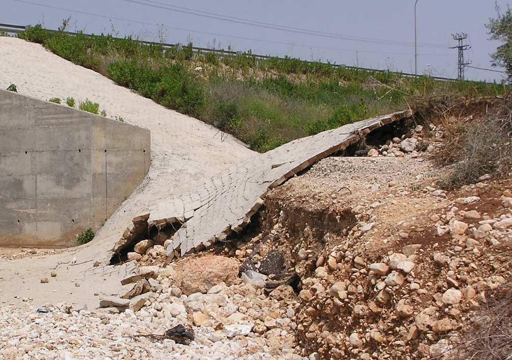 יש לדרוש מספר תאים למ"ר בהתאם להוראות היצרן ובהתאם למפרט המתכנן. הכוורות יהיו עמידות בפני קרינת.U.V יש לבחון שימוש ביריעות בד גיאוטכני בעל משקל מרחבי מתאים בהתאם להוראות התכנון והקרקע.