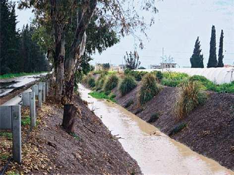 בכתף התעלה יש ליצור עוגן של הכוורות עם יתדות אל תוך השתית בהתאם להוראות היצרן. הכוורות נפרסות ונמתחות בעזרת יתדות.