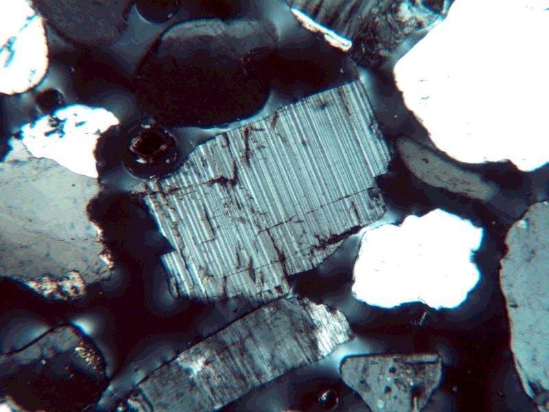 Feldspat plagioclaz cu