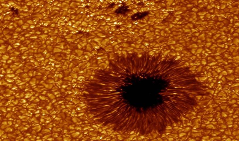 כתם שמש וגרנולות Swedish 1-m Solar Telescope (SST) operated by the