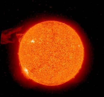בליטות Prominence אזורים של פלסמה קרה יחסית לסביבתה (כ- 10 4 מעלות קלווין), הבולטת אל תוך האזורים האנרגטיים יותר בעטרה.
