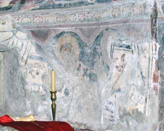 Ni{ i Vizantija XIV 453 Сл. 4 представе архијереја са новијег слоја и остаци старијег сликарства из зоне сокла у олтарској апсиди, црква Успења Богородице у манастиру Режевићима Fig.