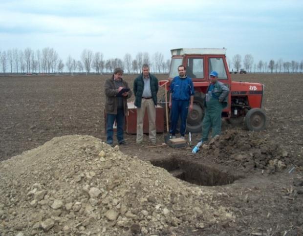 One mogu biti hemijskog (kreĉni talozi, konkrecije kalcijum karbonata, pseudo-micelije, talozi lako rastvorljivih soli, talozi seskvioksida i silicijum dioksida, pojava vivijanita) i biološkog