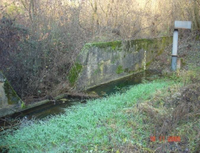 и водомерном летвом на потоку Рипе в) Водомерна станица Рипањ рампа на Топчидерској реци (Фото: С.