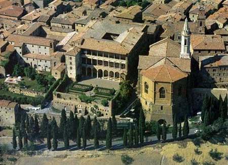 Από τον 15 ο αιώνα, με την Αναγέννηση έως τον 20 ο αιώνα η χρήση των φυτεμένων δωμάτων συναντώνται σε παλάτια (Palazzo Piccolomini
