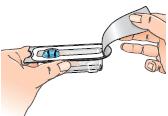 4 - Ανοίξτε τη συσκευασία τύπου blister που περιέχει τον προσαρµογέα φιαλιδίου, αλλά αφήστε τον προσαρµογέα φιαλιδίου µέσα στη συσκευασία.