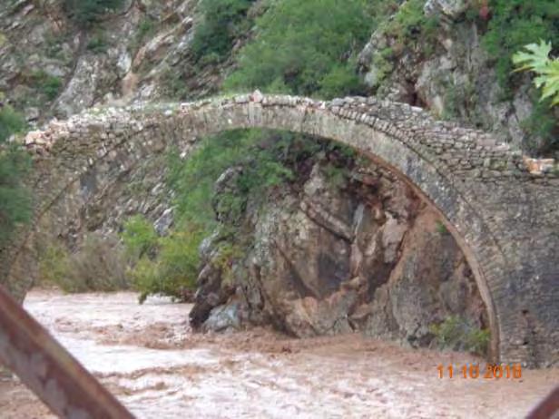 Επιπλέον, λάβαμε από το δήμαρχο Αργιθέας, κο Τσιβόλα την παραπάνω φωτογραφία με ημερομηνία λήψης 10-11-2015 Διαπιστώνουμε ότι η εν λόγω γέφυρα χρήζει λήψης άμεσων μέτρων προστασίας μέχρι την εκπόνηση