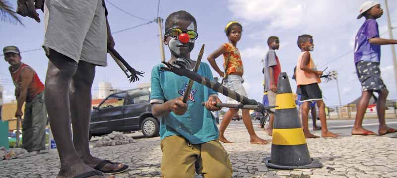 UNICEF/NYHQ/Claudio Versiani اأطفال يقومون باأعمال بهلوانية لك سب املال يف شوارع سلفادور عا صمة ولية باهيا ال شرقية يف الربازيل.